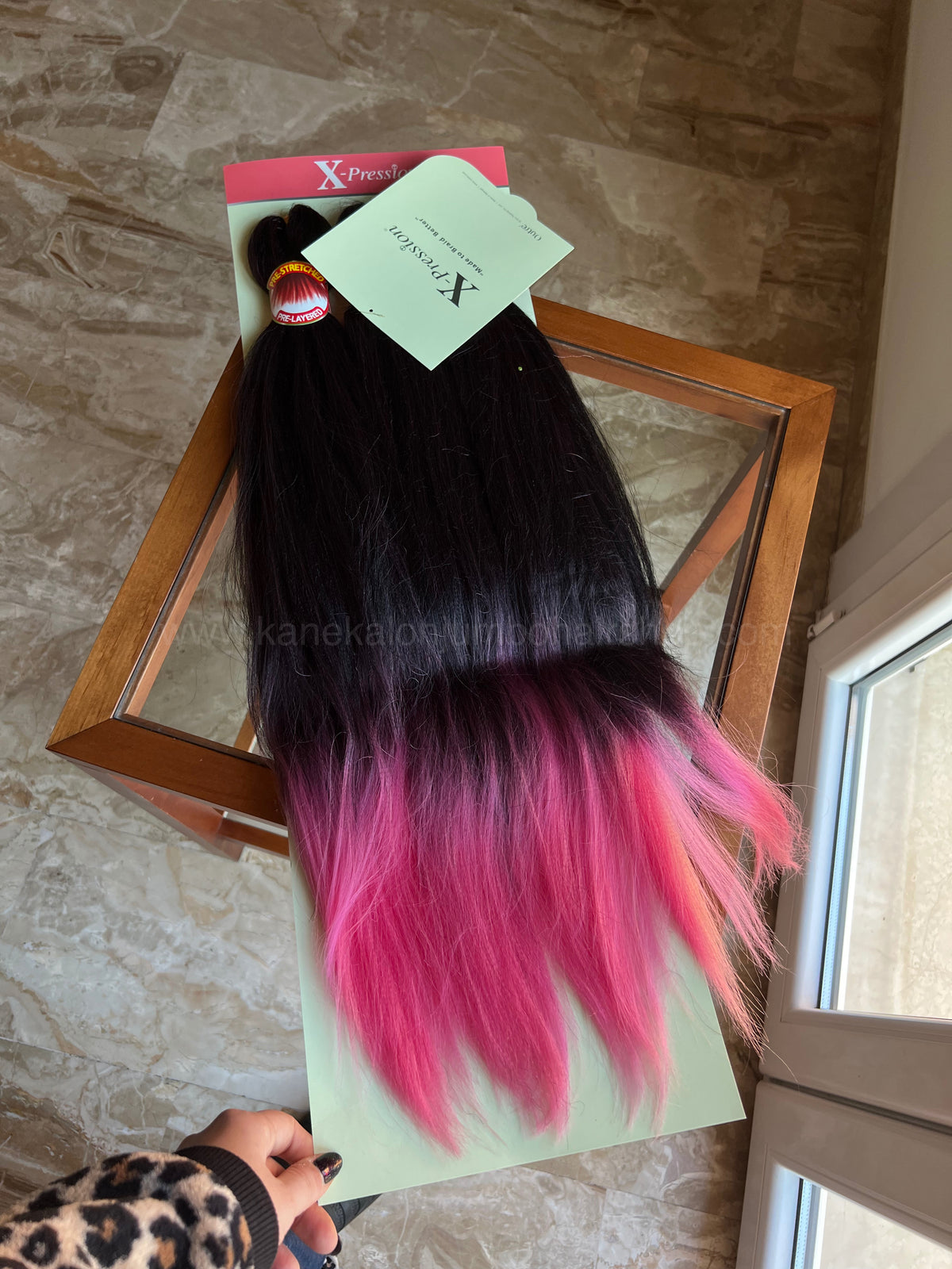 X-pression Outre 270 g vorgestrecktes Kanekalon-Haar 66 cm – T1B-Pink Schwarz - Rosa